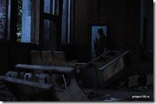 Следит за окнами
